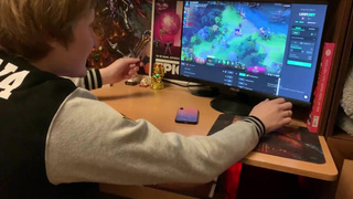 Неопытной геймер жарит в анал свою шикарную подружайку