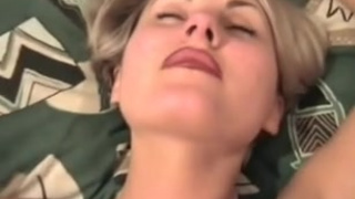 Русская баба мило кайфует от секса