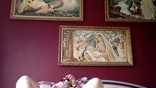 Престарелая дрочунья в крутом белье на заплывшем теле тычет себе в пещерку фаллоимитатором