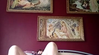 Престарелая дрочунья в крутом белье на заплывшем теле тычет себе в пещерку фаллоимитатором