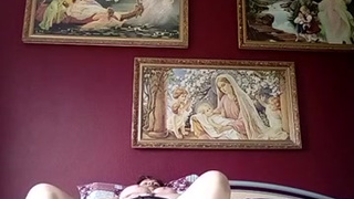 Престарелая дрочунья в крутом белье на заплывшем теле тычет себе в пещерку фаллоимитатором