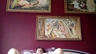 Престарелая дрочунья в крутом белье на заплывшем теле тычет себе в пещерку фаллоимитатором