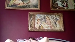 Престарелая дрочунья в крутом белье на заплывшем теле тычет себе в пещерку фаллоимитатором