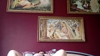 Престарелая дрочунья в крутом белье на заплывшем теле тычет себе в пещерку фаллоимитатором