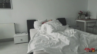 Русская блондиночка долбится в задницу в любительском видео