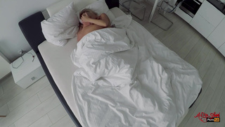 Русская блондиночка долбится в задницу в любительском видео