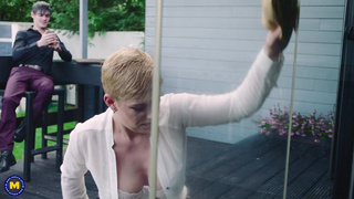 Мажор чпокнул в анал зрелую уборщицу