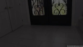 Молоденькая шлюшка посасывает огромный черный пенис негра