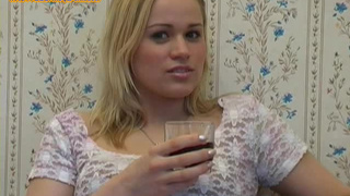 Пьяенькая белокурая красотка от души поебалась