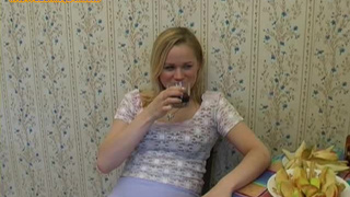 Пьяенькая белокурая красотка от души поебалась
