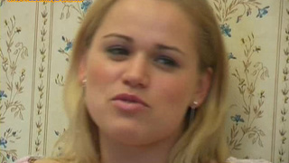 Пьяенькая белокурая красотка от души поебалась