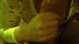 Неопытная барышня мастурбирует и обсасывает пенис мужа муженька