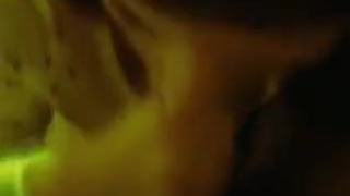 Неопытная барышня мастурбирует и обсасывает пенис мужа муженька