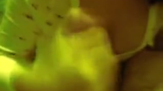 Неопытная барышня мастурбирует и обсасывает пенис мужа муженька