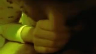 Неопытная барышня мастурбирует и обсасывает пенис мужа муженька