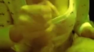 Неопытная барышня мастурбирует и обсасывает пенис мужа муженька