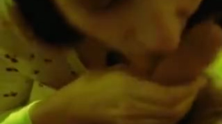 Неопытная барышня мастурбирует и обсасывает пенис мужа муженька