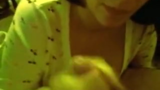 Неопытная барышня мастурбирует и обсасывает пенис мужа муженька