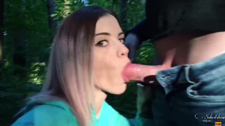 Домашнее видео на природе с сосущей красавицей