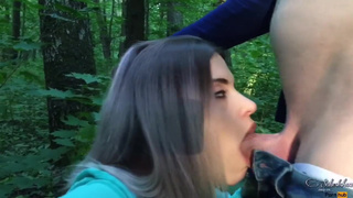 Домашнее видео на природе с сосущей красавицей