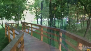 Домашнее видео на природе с сосущей красавицей