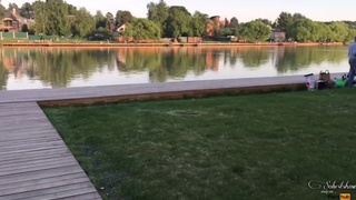 Домашнее видео на природе с сосущей красавицей