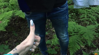 Домашнее видео на природе с сосущей красавицей