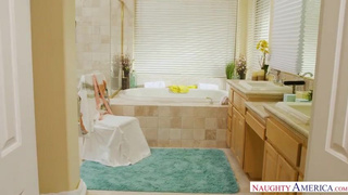 Со взрослой соседкой очень приятно и занятно в ванной