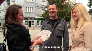 Чешские свингеры ловят на улице блондиночку для группового секса