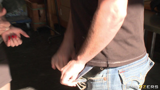 Девушка села на конец молодого незнакомца привезя его к себе домой