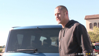 Девушка села на конец молодого незнакомца привезя его к себе домой