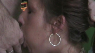 Отвлек от просмотра телепередачи и заставил вылизывать писюн