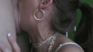 Отвлек от просмотра телепередачи и заставил вылизывать писюн