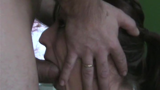 Отвлек от просмотра телепередачи и заставил вылизывать писюн