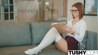 Мужчина дрючит в красивую задницу рыжую студентку в гольфах