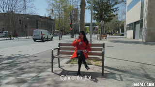 Пикапер страстно дрючит сисястую латинку в парке от первого лица