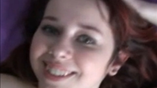 Симпатичная жирная няшка возбуждает себя для траха с парнем