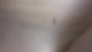 Симпатичная жирная няшка возбуждает себя для траха с парнем