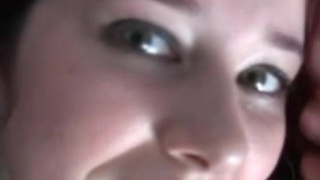 Симпатичная жирная няшка возбуждает себя для траха с парнем