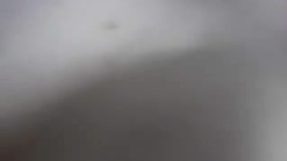 Симпатичная жирная няшка возбуждает себя для траха с парнем