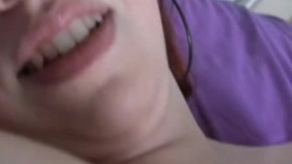 Симпатичная жирная няшка возбуждает себя для траха с парнем