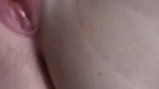 Симпатичная жирная няшка возбуждает себя для траха с парнем