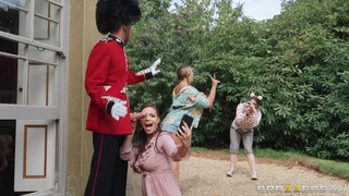 Солдат из почетного караула сношает туристку с огромными буферами