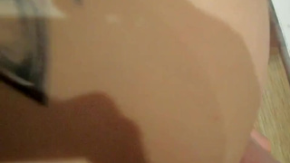 Мужичек дрючит в попу малышку и кончает ей на лицо