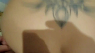 Мужичек дрючит в попу малышку и кончает ей на лицо