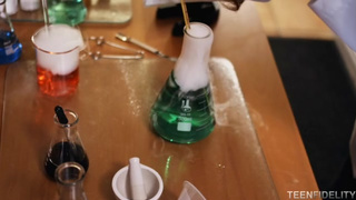 Рыжая лаборантка с огромными титьками кончает на болте учителя