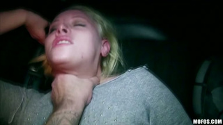 Грубый секс с милой и ненасытной наивной шлюшкой