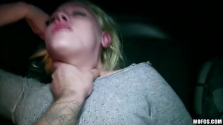 Грубый секс с милой и ненасытной наивной шлюшкой