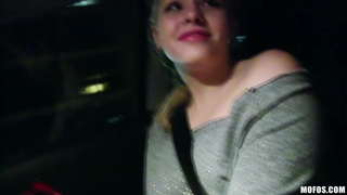 Грубый секс с милой и ненасытной наивной шлюшкой