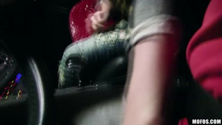 Грубый секс с милой и ненасытной наивной шлюшкой